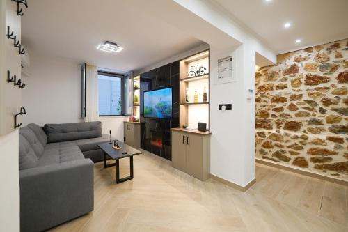 Platia Viktorias Apartamento | Panos City Apartment - Private parking for motorcycles