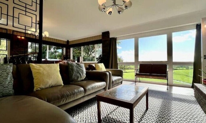 Llanfair Casa | Pant Golau - The Seventies House