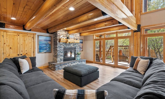 Garden City Cabina | Papa Bear Lodge (Sleeps 52) by Bear Lake Luxury Rentals