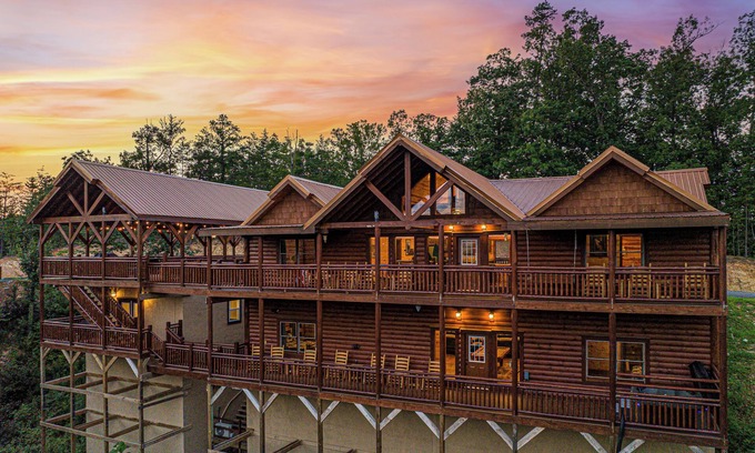 Caton Cabina | Papa Bears Mountain Lodge - PRIVATE POOL, PAVILION, HOT TUB & GAME ROOM!