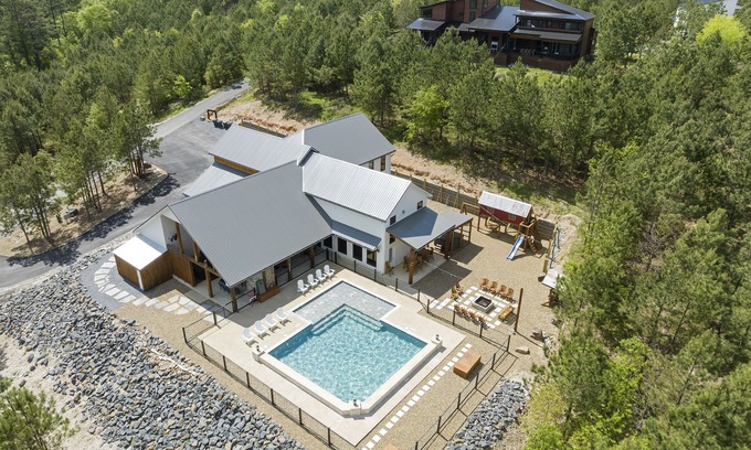 Broken Bow Cabina | Papa Casa- 7bd with Pool and 2 Hot tubs