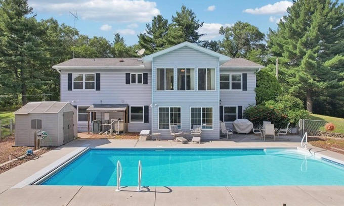 Wisconsin Dells Casa | Papas Pool House: Secluded Pool and Hot Tub Retreat