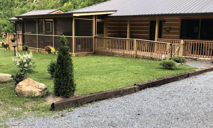 Bryson City Casa | Papaws Creekside Cabin is Handicap accessible. Starlink Internet