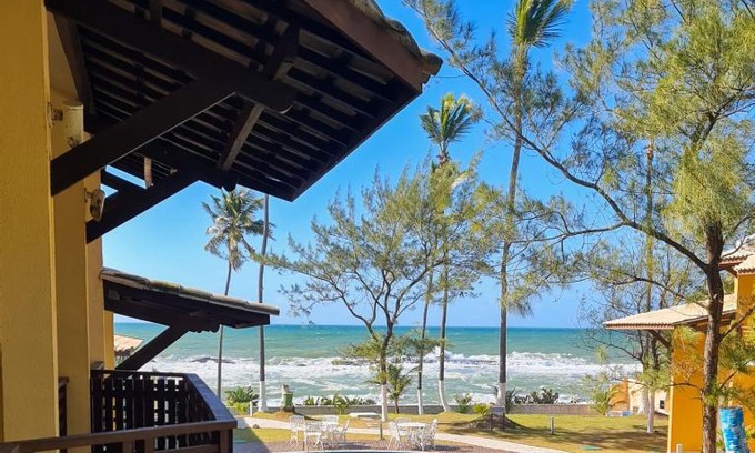 Arembepe Apartamento | Paraíso PÉ NA AREIA no coração do Litoral Norte - FRENTE MAR - Loft projetado para que você tenha a melhor experiência em hospedagem - condomínio mais procurado da Estrada do Côco - Varanda com vista espetacular para o mar - lazer e TRANQUILIDADE