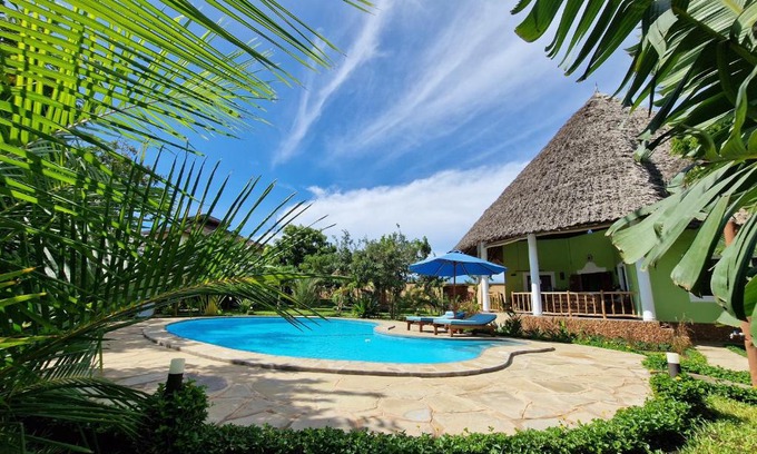 Galu Casa | Paradiesische Villa Maisha Mazuri mit Pool. Terrasse und Personal