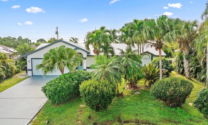 Port Saint Lucie Casa | Paradise! 3 Bedroom home with private pool, outdoor living space, and lanai