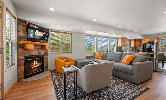 Eden Condominio | Paradise Adventures MH1110A|Pool |Hot Tub |100" TV