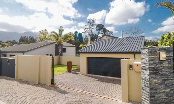George Casa | Paradise at home spacious 3-bedroom house with swimming pool in George