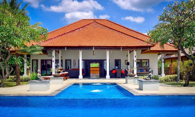 Banjartegehe Villa | Paraíso en el mar, desayuno gratis, canoas, bicicletas!