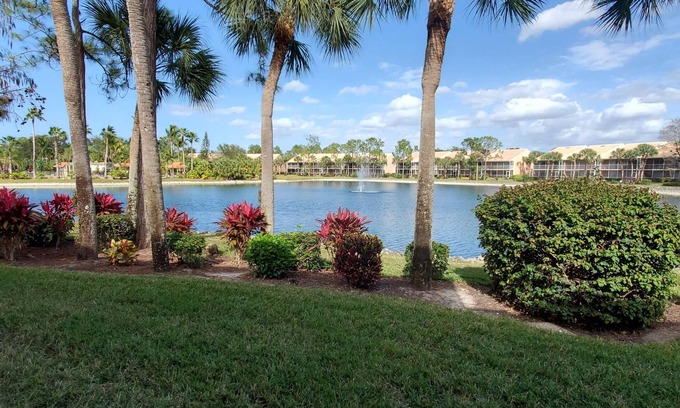 Naples Condominio | Paradise Awaits at Falling Waters 2BR/2 Bath Condo