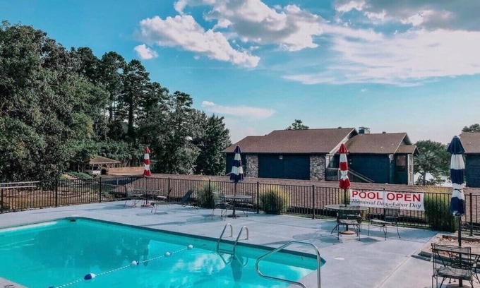 Mid America Condominio | Paradise Awaits: Luxury Condo with Lakeview and Pool at Your Doorstep!"