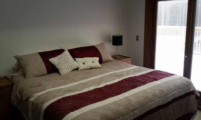 Norton Shores Apartamento | Paradise Cove Lighthouse 2 habitaciones 1 baño en estanque abastecido ~ Capacidad para 6