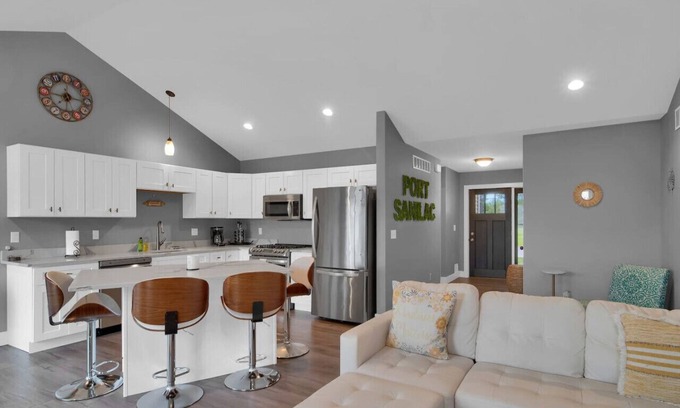 Port Sanilac Casa | Paradise Cove: Sleeps 6 w/Hot Tub, Walk to Beach & Downtown