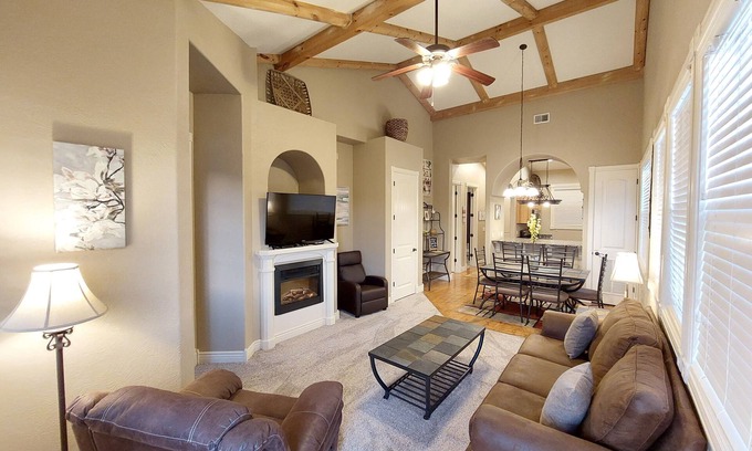Indian Point Cabina | Paradise Cove Walk-in Log Cabin by Silver Dollar City & Table Rock Lake!