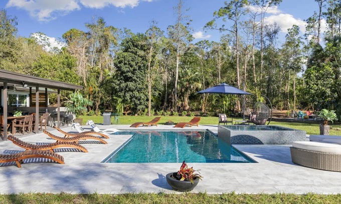 Naples Casa | Paradise Escape: Luxe Pool 7BR Villa -10 Min to Beach & DT - 3900ft2 -PickelBall