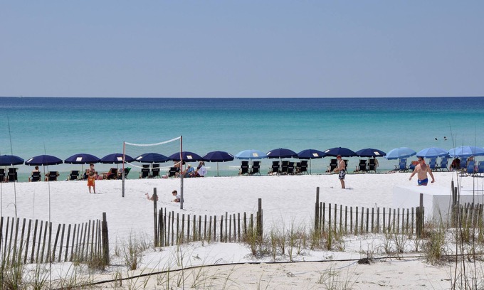 Gulf Pines Condominio | Paradise Found: Experience Beachfront Accommodations ~ Resorts Largest Pool Deck