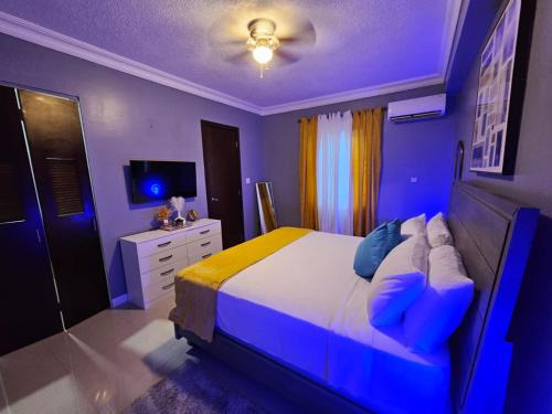 New Kingston Apartamento | Paradise Haven at Hamptons - -across from Ac Marriot Hotel
