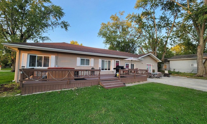Monticello Casa | Paradise House - Beautiful 3 bedroom house nestled in a quiet cove on Lake Shafer! Offers 1000 sq ft of living space and will sleep 9. An additional Party Den is available to add-on, featuring a bar area and additional sleeping for 3. Located at Para