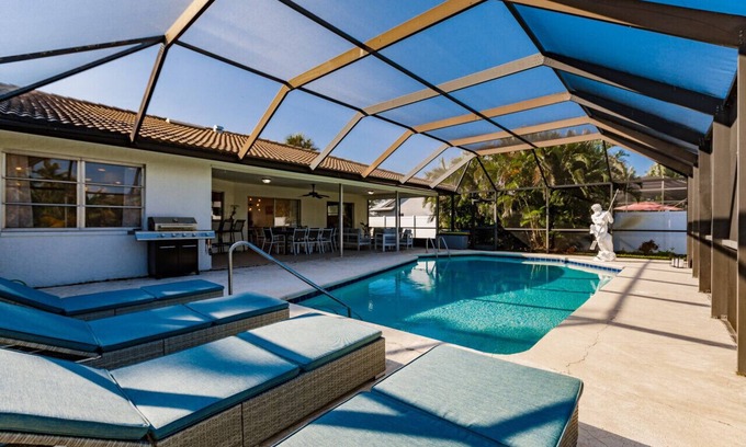 Palm River Estates Casa | Paradise in the Sun! Updated 3BR home w/ Pool & Grill - Family Friendly!!