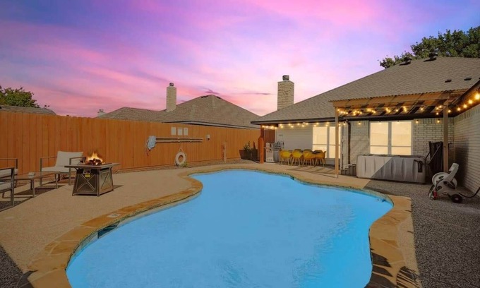 Waxahachie Casa | Paradise, Modern Home, Pool & Hot Tub