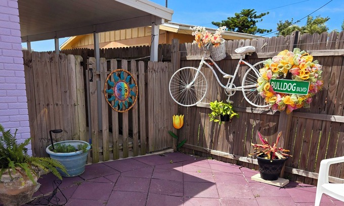 Venice Gardens Casa | PARADISE on Driftwood, in Sunny Venice Florida 1-BR/ 1-BTH Suite/Ktchn. POOLSIDE