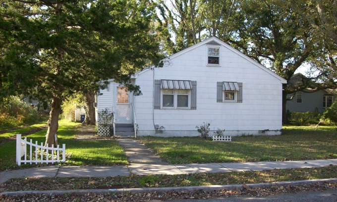 West Cape May Casa | "Paradise on Pacific", this Sat. to Sat. pet friendly rental sits on a lovely lot on quiet Pacific Ave.