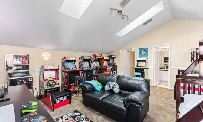 Southside Casa | Paradise Playhouse Sleeps 10 Arcade Poker Rm