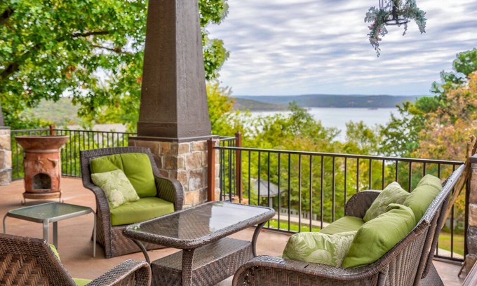 Paradise Hill Casa | Paradise Point. Large House with Lake View and Boat Slip