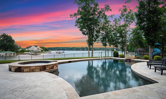 Lake Norman of Catawba Casa | Paradise Pointe by AvantStay | Lakefront + Views + Playset