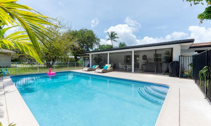 Palm Beach Gardens Apartamento | Paradise Pool Villa! Minutes to Beaches & Downtown