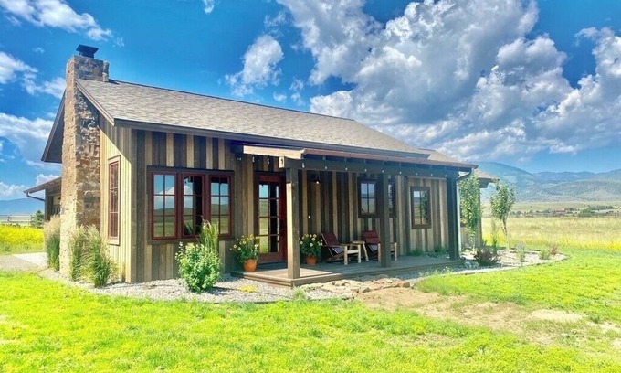 Livingston Cabaña | Paradise Valley Guesthouse on Chicory Road