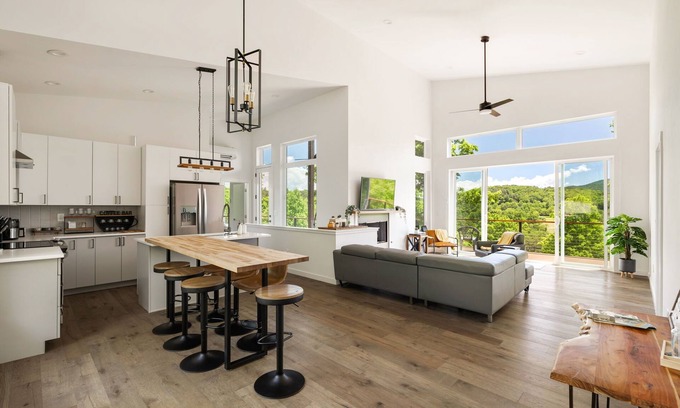 Young Harris Cabina | Paradise View: Dog-friendly mountain retreat for 8 with 4 bedrooms, 3 baths, game room, and stunning views.