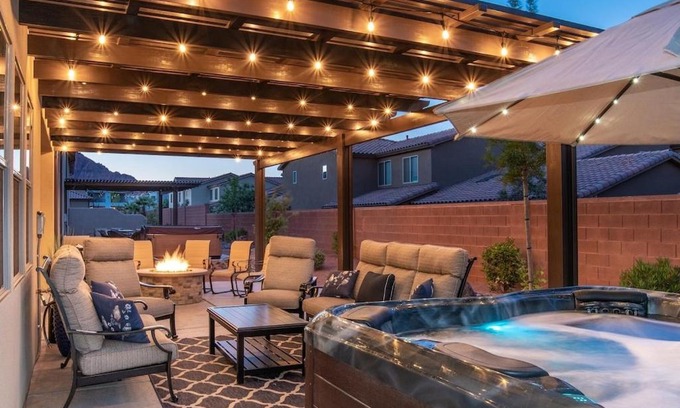 Santa Clara Casa | Paradise Village 95 Kid Friendly Home, Private Hot Tub, Nintendo Switch, Air-Hockey, Resort Style Pool and Water Park