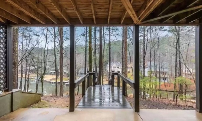 Waleska Casa | “Paradyess Cove” a welcoming lakefront home and golf community