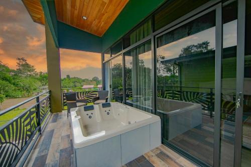 Peñas Blancas Villa | Paraiso Lima -King bed and balcony with jacuzzi, fast Wifi, EV powering included! Only 5 minutes to La Fortuna