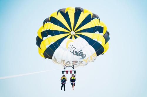 Dubai Marina Alquiler De Eote | Parasailing boat