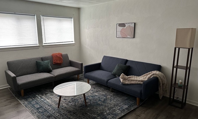 Falls Church Condominio | Parents Nest & Alumni Abode