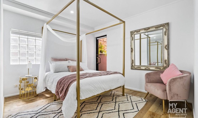 Chinatown Apartamento | Paris End Chic - 2-bedroom apartment in Melbourne's Theatre District!