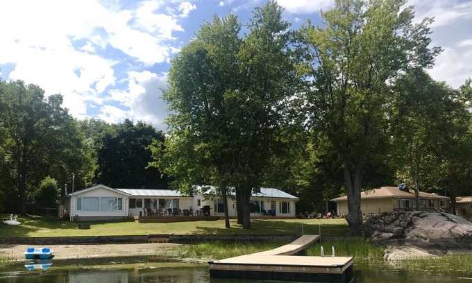 Tweed Cabaña | Parisi's Paradise - Trophy Muskie ¡Pesca en el lago Stoco!