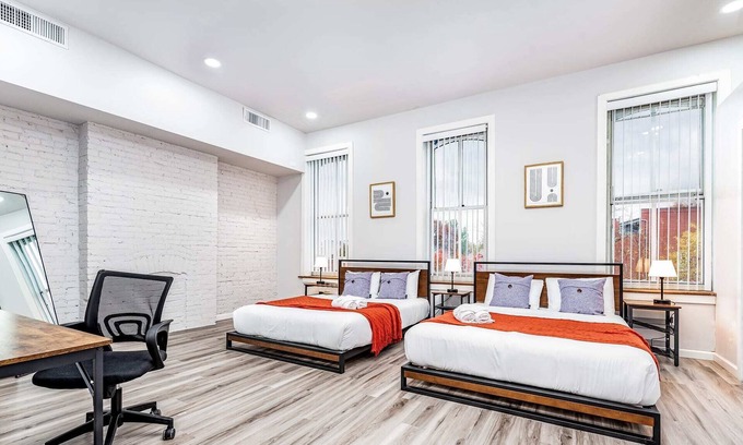 Lafayette Square Apartamento | Park Ave Townhome w/parking by CozySuites