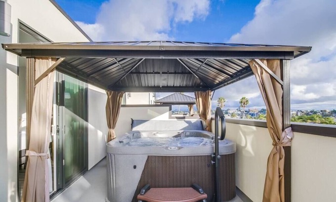 University Heights Apartamento | Park Blvd 302 / Newly Built / Spa / Central