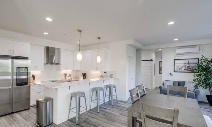 University Heights Apartamento | Park Blvd Paradise 304 New construction, king bed!