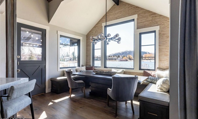South Snyderville Basin Casa | Park City Luxury Lakefront w/Spectacular Views! Hot Tub, 4min to Ski Lift, 5BR.
