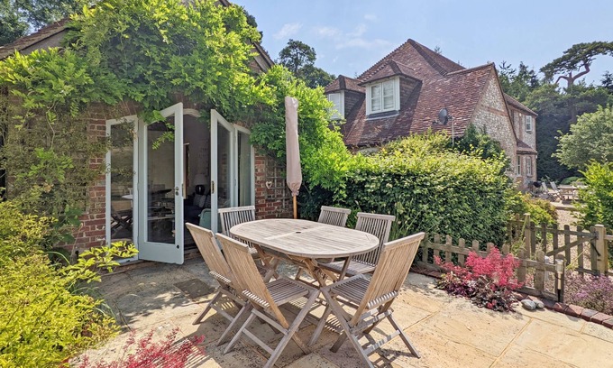 East Meon Cabaña | Park Cottage, Bordean - sleeps 3 guests in 2 bedrooms