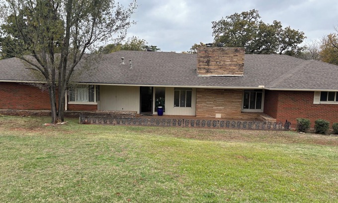 Central Oklahoma City Casa | Park Manor on two wooded acres close to golf, OKC Zoo, Remington Park, OKANA