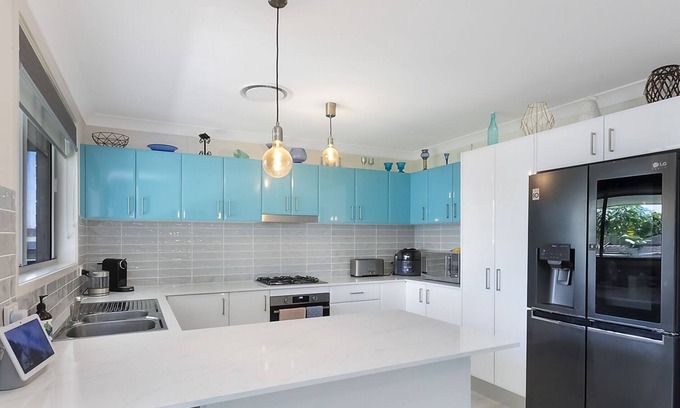 Mannering Park Casa | Park on the Lake - Walking distance to Lake!