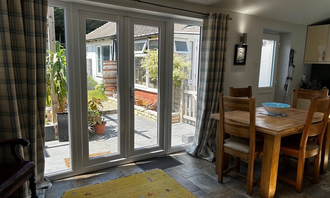 Faringdon Casa | Park Road Retreat (Cosy & convenient - family and pet friendly home)
