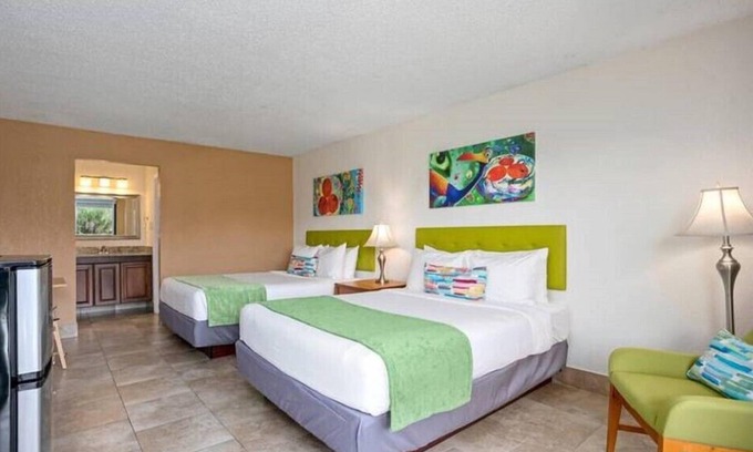 Historic Downtown Kissimmee Hotel | Park Royal Orlando Lively Room with 2 DBL Beds & Pool