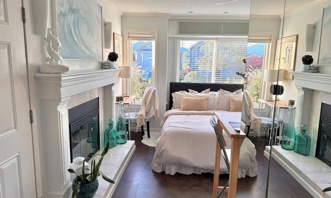 Burnaby Apartamento | Park Side Getaway! Beautiful studio next to park.