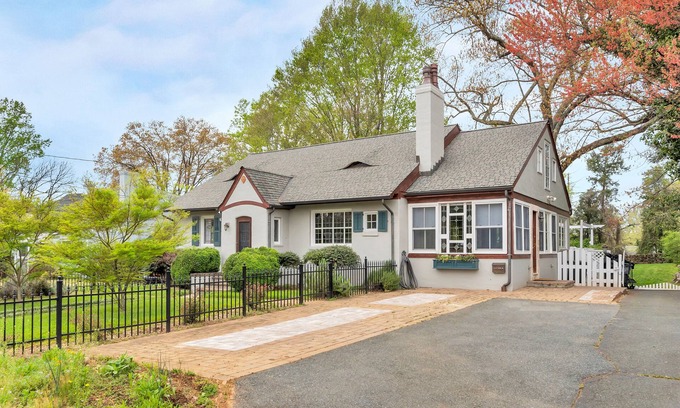 Locust Grove Casa | Park Street Cottage - 5 bdrm/4 bath - North Downtown